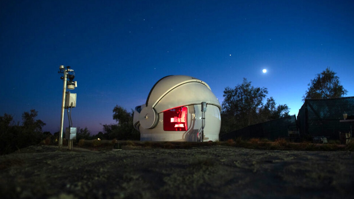 Nieves Observatory at night