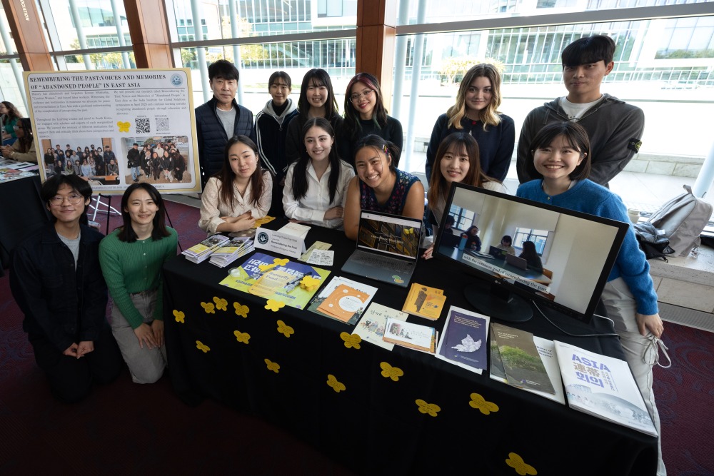 Students from Professor of Asian Studies Dongyoun Hwang’s Learning Cluster, “Remembering the Past: ‘Abandoned People,’” present their research at the 2025 Learning Cluster Fair. 