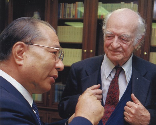 Ikeda and Dr. Linus Pauling converse